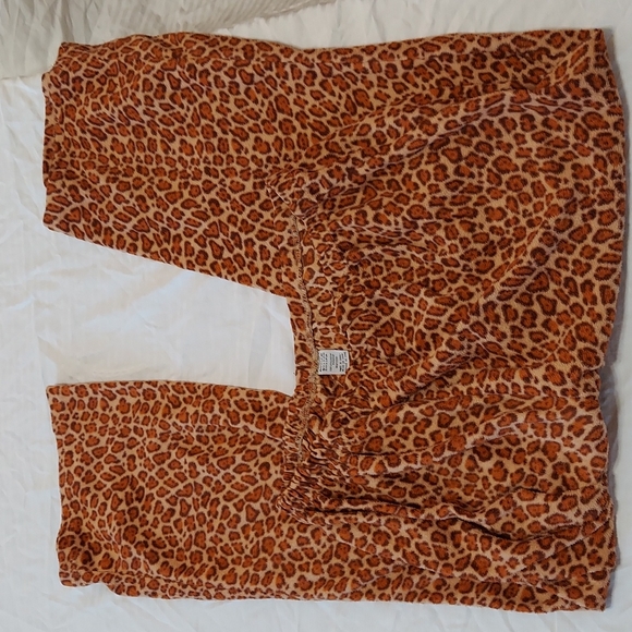 COPY - Ladies Leopard Print XL Pajamas - Picture 8 of 9